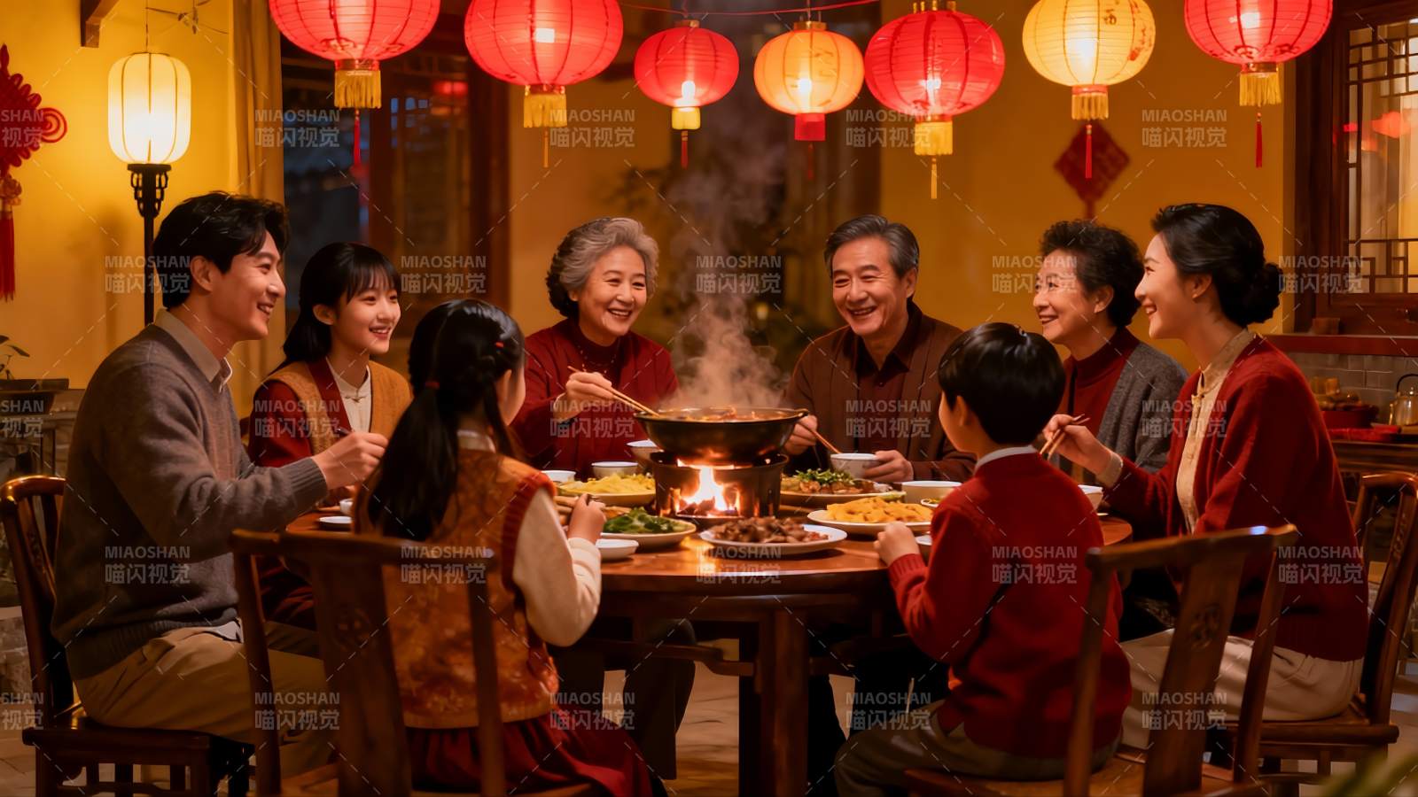 家庭围坐火锅团圆饭图片