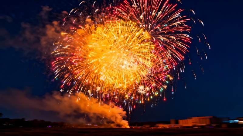 夜空中绚丽多彩的烟花绽放图片