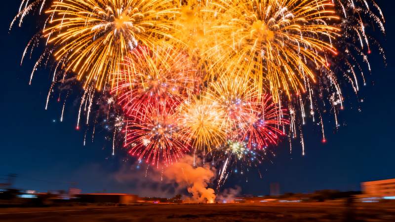 夜空烟花绽放绚丽多彩图片