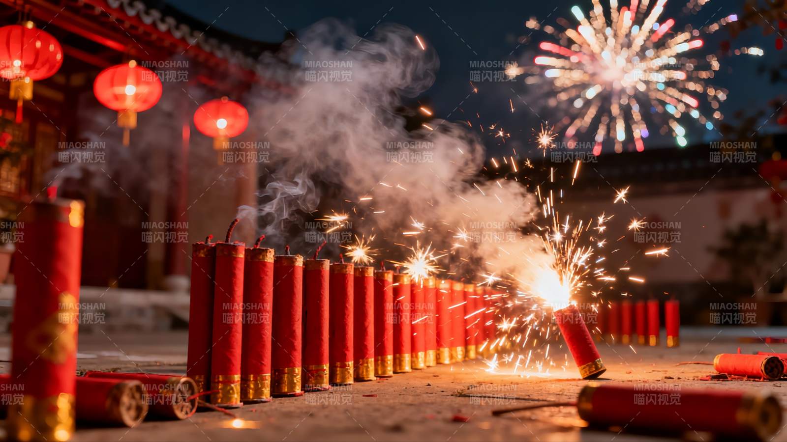 夜景烟花与红灯笼交相辉映图片