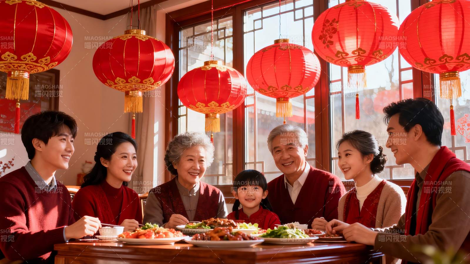 家庭团聚共进晚餐其乐融融图片