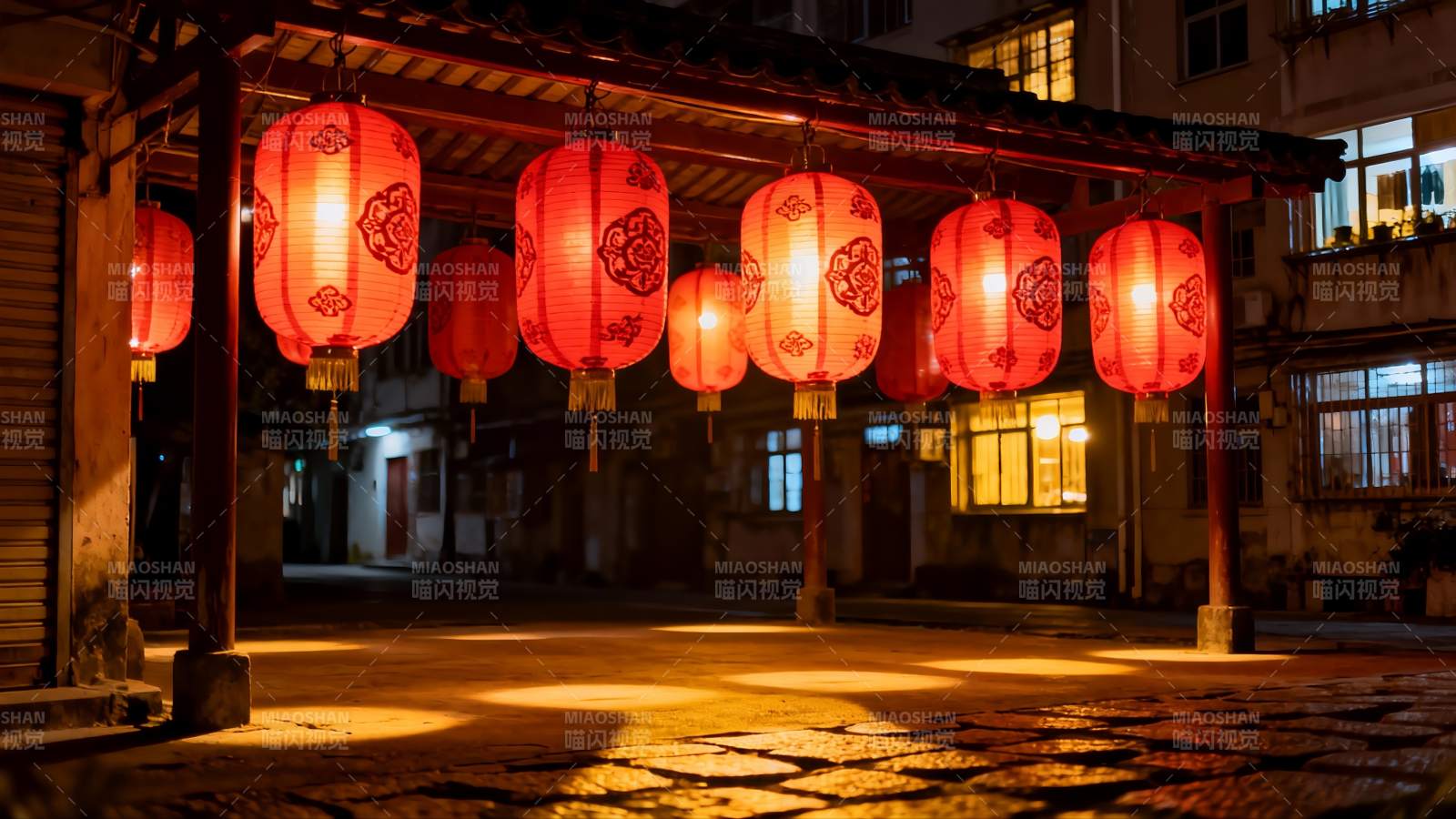 夜巷红灯笼映古街图片