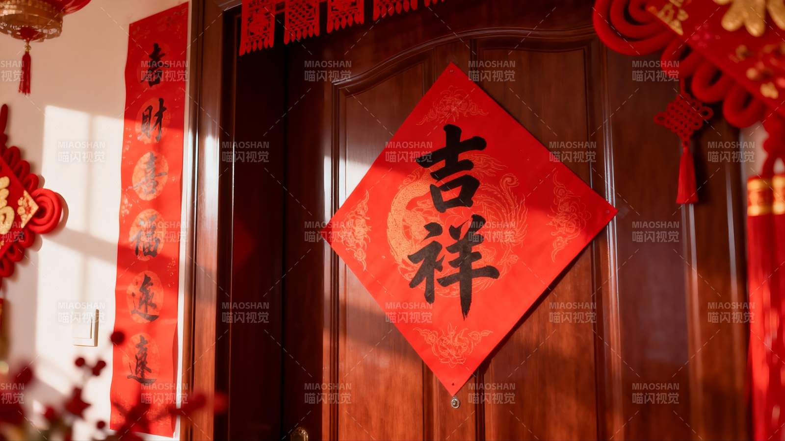 春节门上贴福字挂灯笼图片