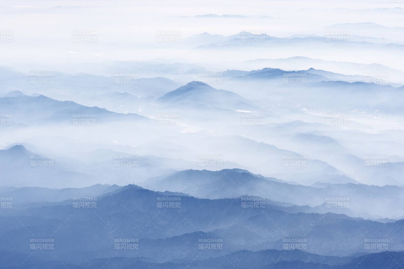 云海山峦风光水墨风图片