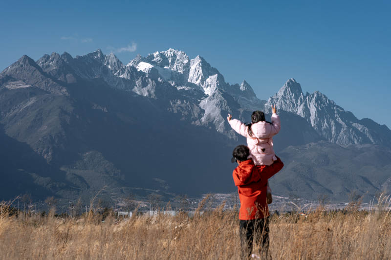 玉龙雪山前的亲子时光图片