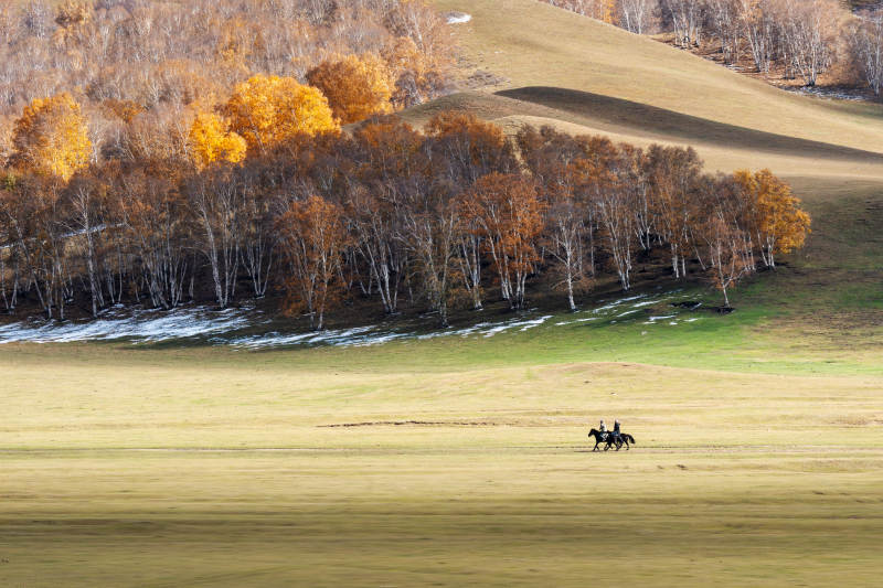 秋日草原骑马图片