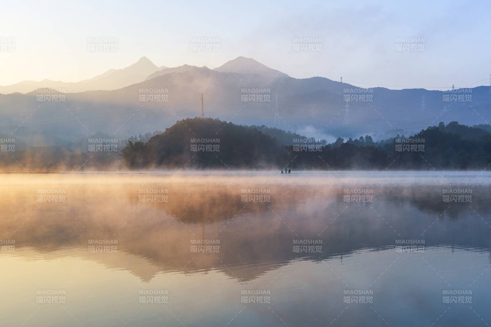 日出晨雾湖山镜图片