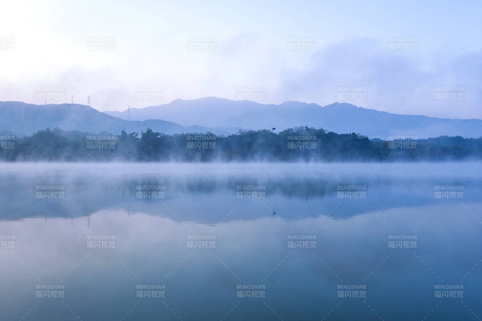 晨雾湖光山色风光图片
