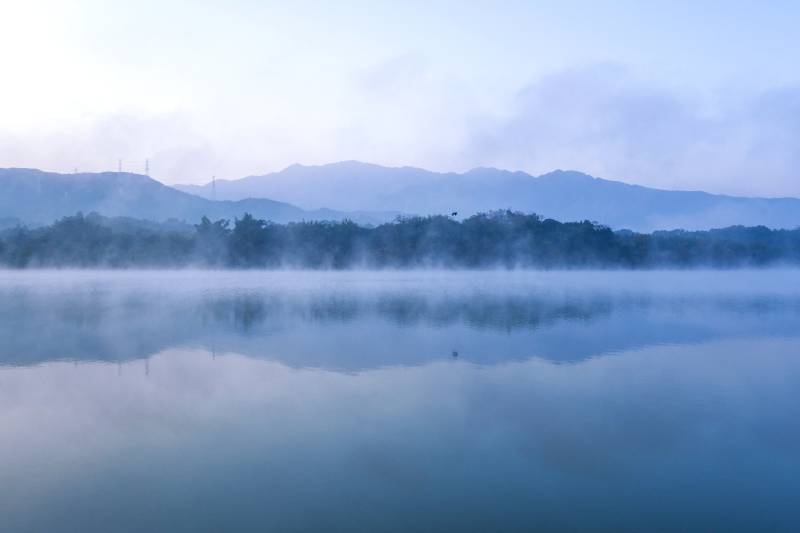 晨雾湖光山色风光图片