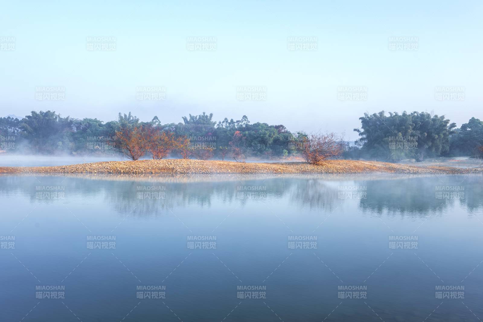 平静的湖面晨雾及倒影图片