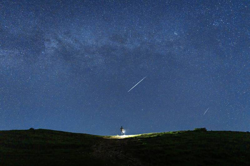星空下的孤独身影与流星图片