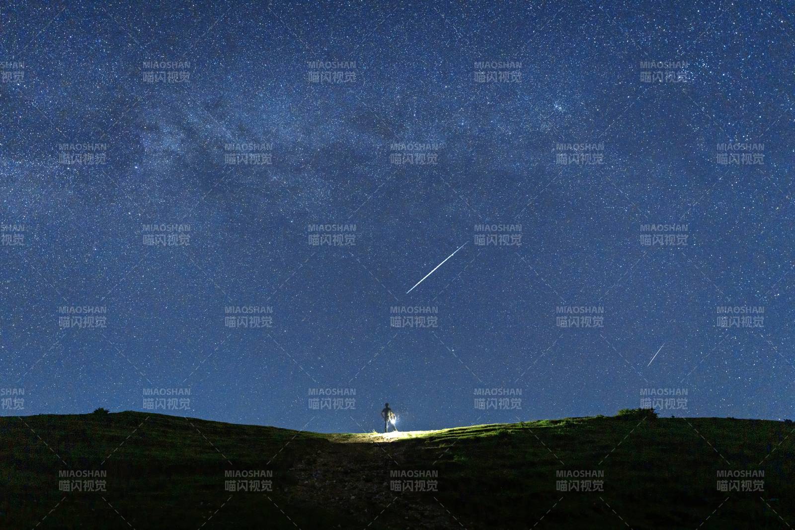 星空下的孤独身影与流星图片