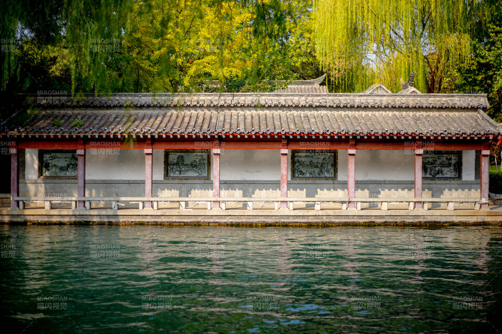 湖畔长廊静谧景图片