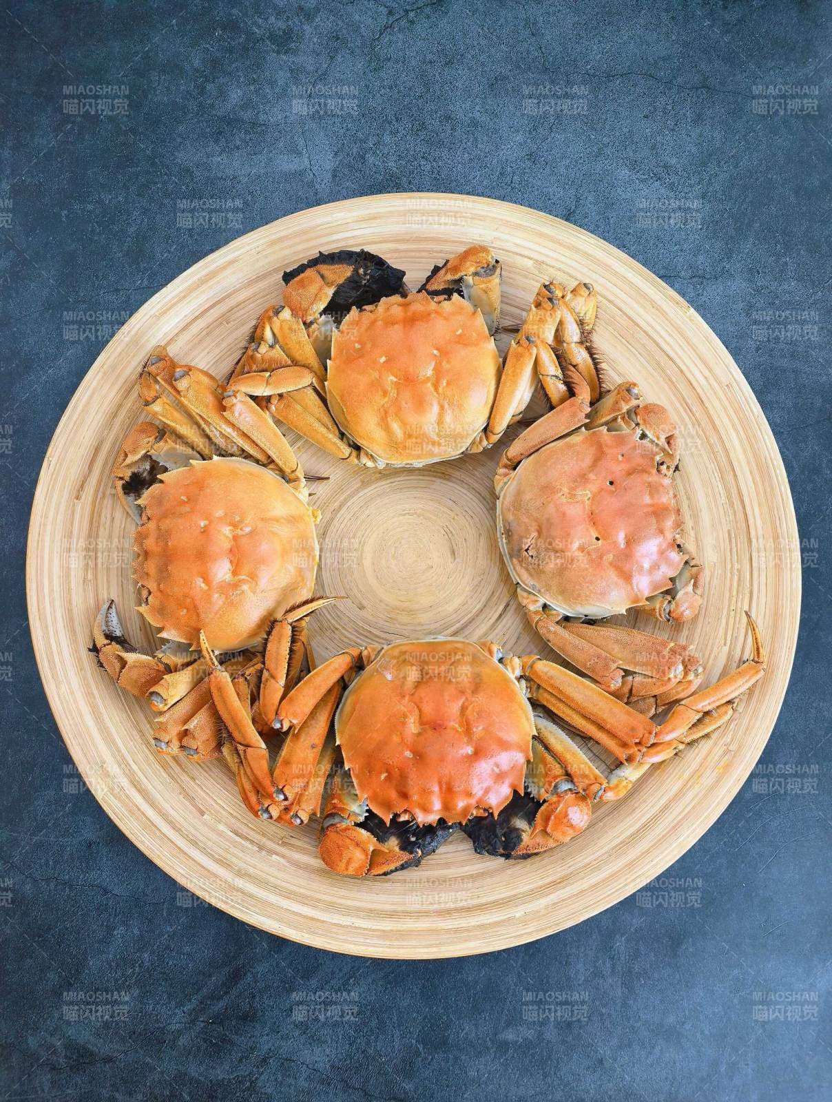 四只蒸蟹摆盘图片