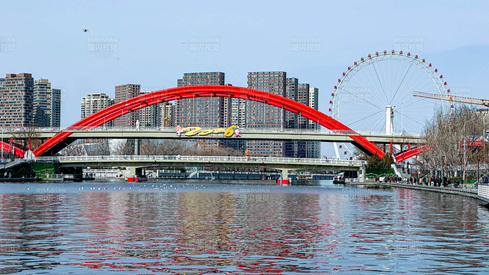 天津之眼与红色拱桥图片