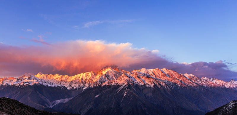 贡嘎雪山日照金山图片