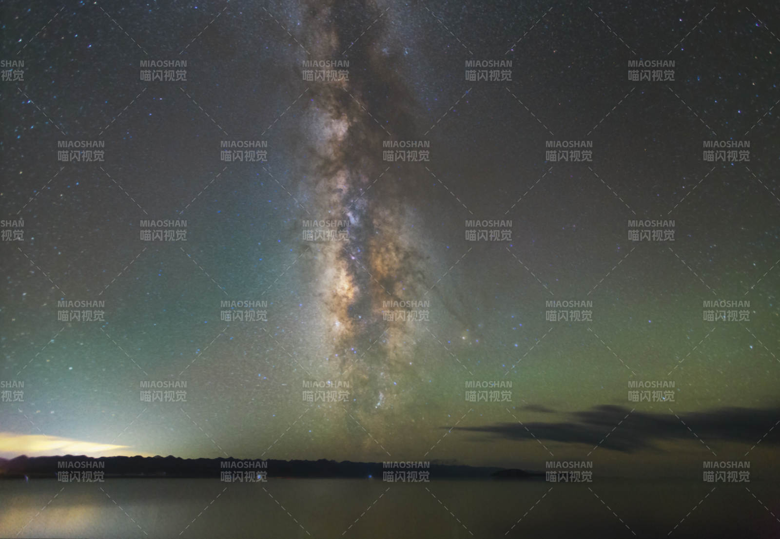 西藏纳木措夏季银河横跨夜空图片