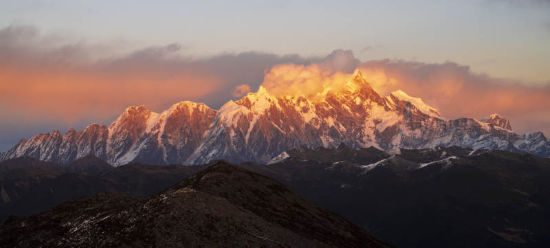 南迦巴瓦峰日照金山图片
