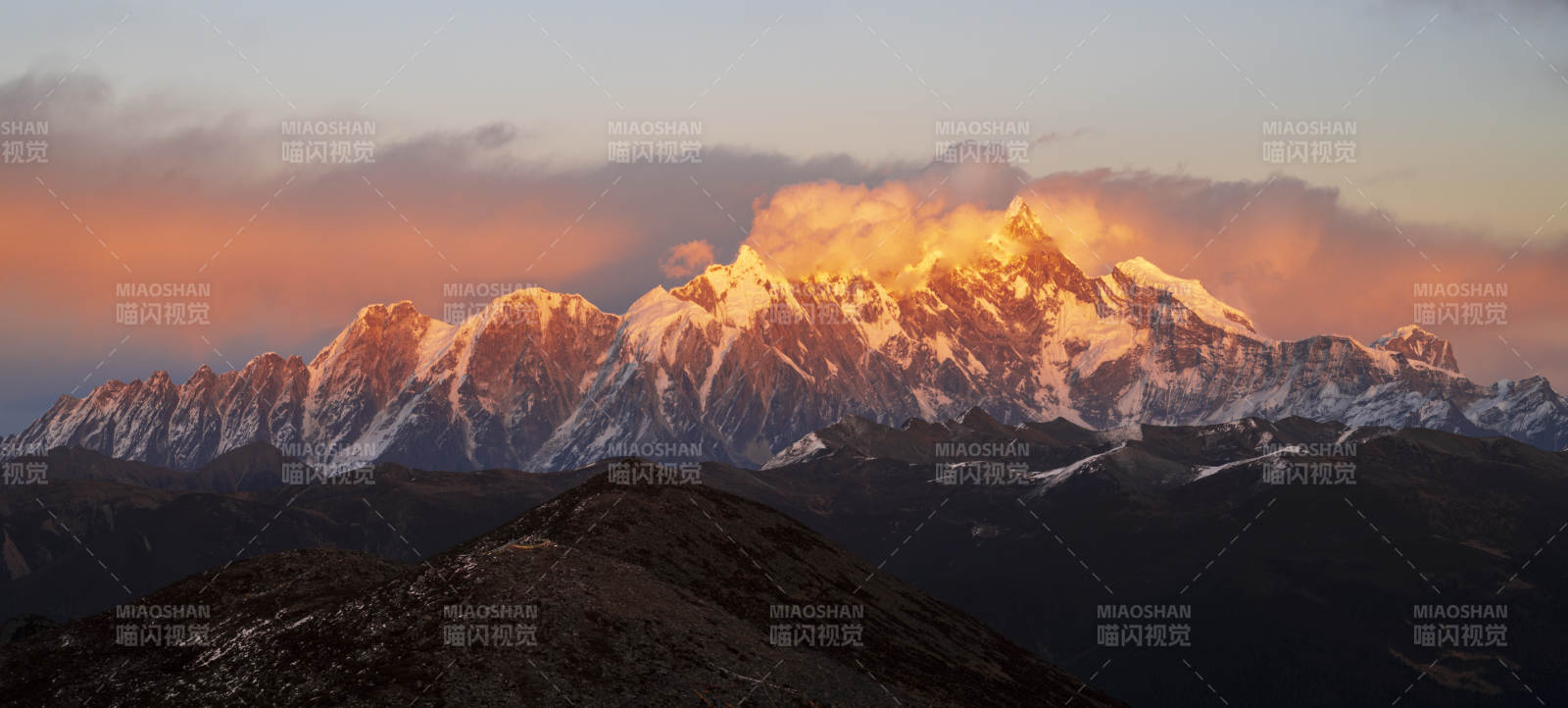 南迦巴瓦峰日照金山图片