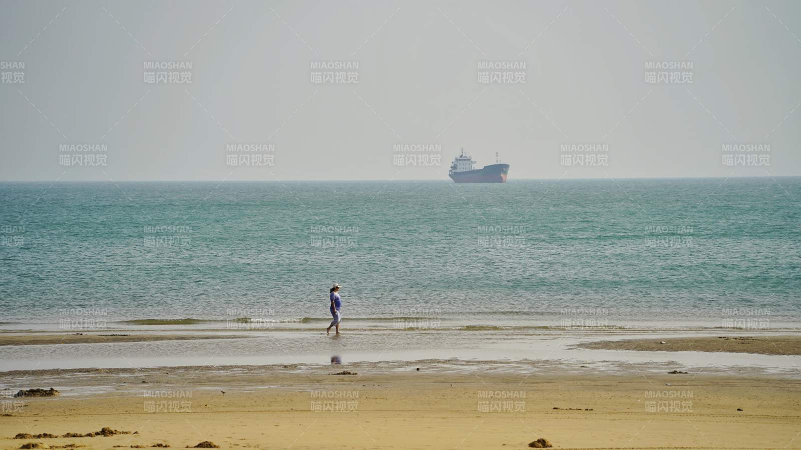 天堂滩海边独行 船影远航图片