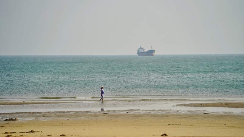 天堂滩海边独行 船影远航图片
