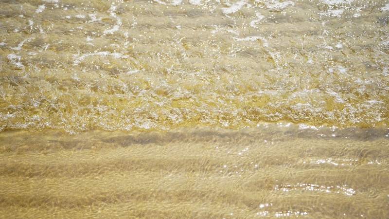 金色沙滩波光粼粼图片