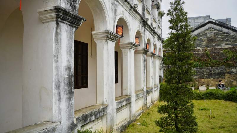 钦州古建筑廊檐绿树图片