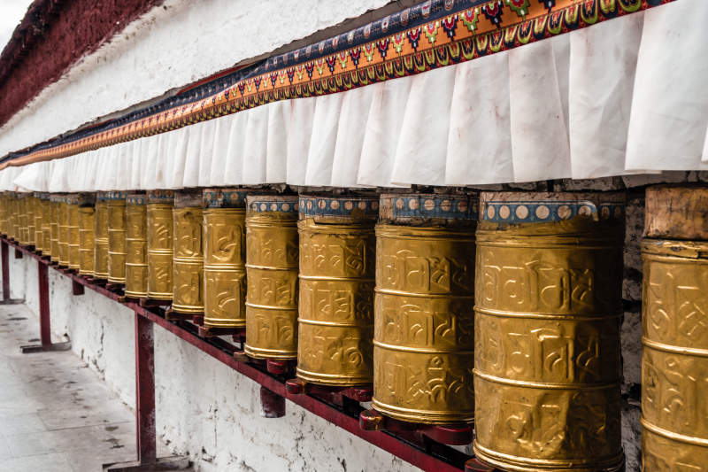 金转经筒排列整齐图片