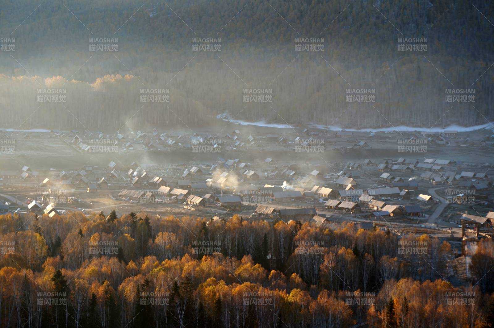 禾木秋晨山村雾霭图片