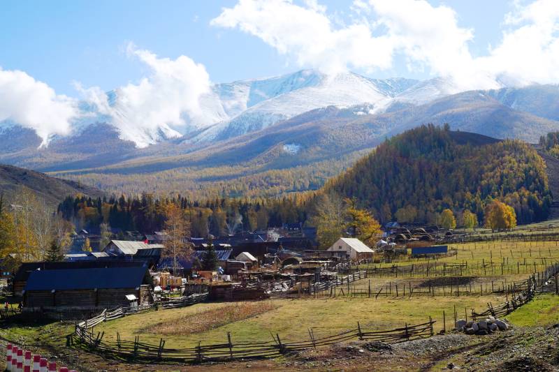 白哈巴秋日山间村落图片
