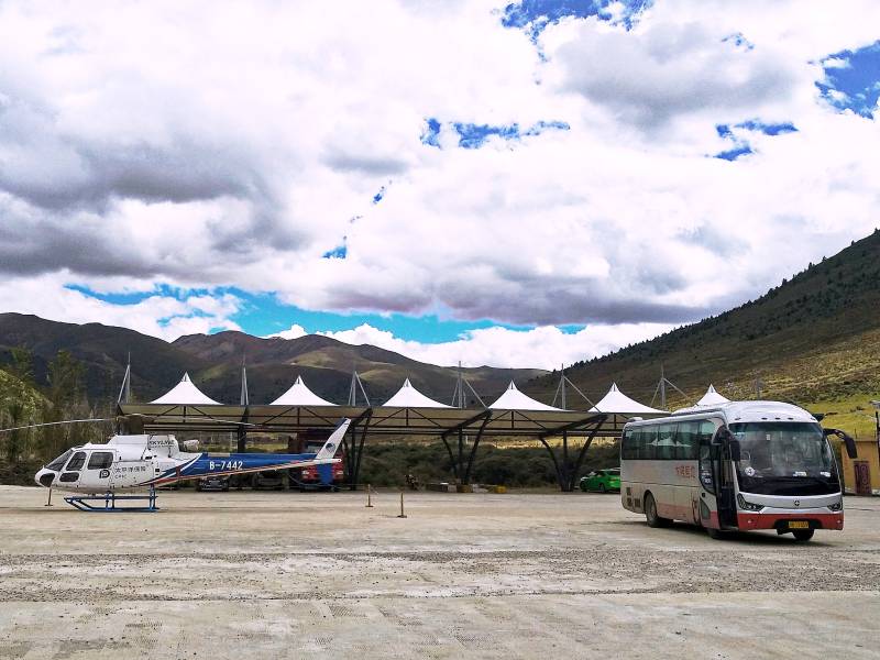 四川甘孜州旅游景点小型停机坪风景图片