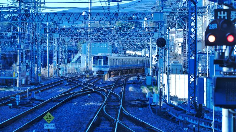 日本‌富士山站蓝色调的铁路枢纽图片