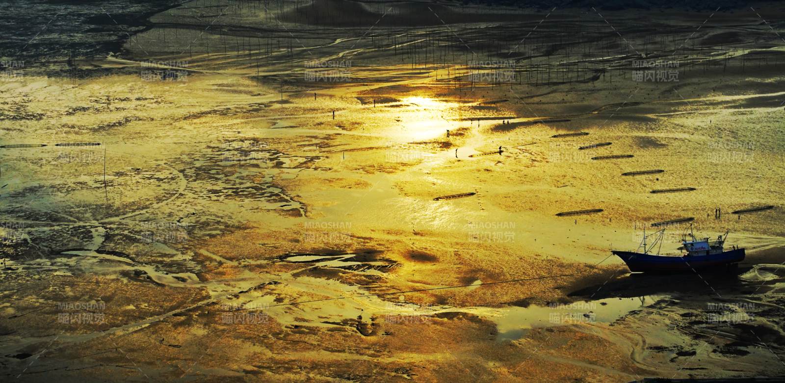 霞浦夕阳下的滩涂渔船图片