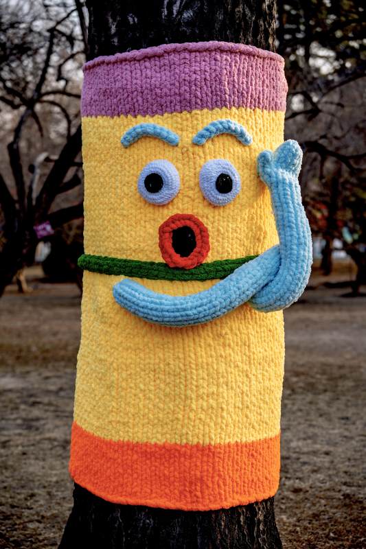 春节装饰树上戴帽的笑脸图片