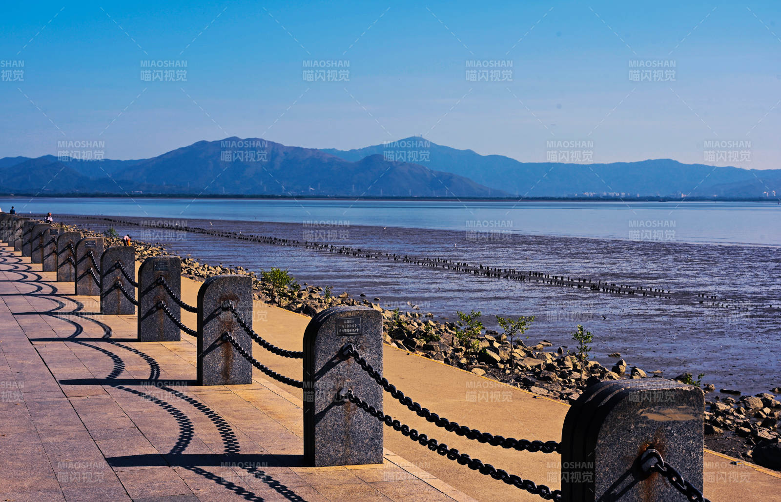 深圳湾海滨栈道上的铁链护栏与海滩景观图片