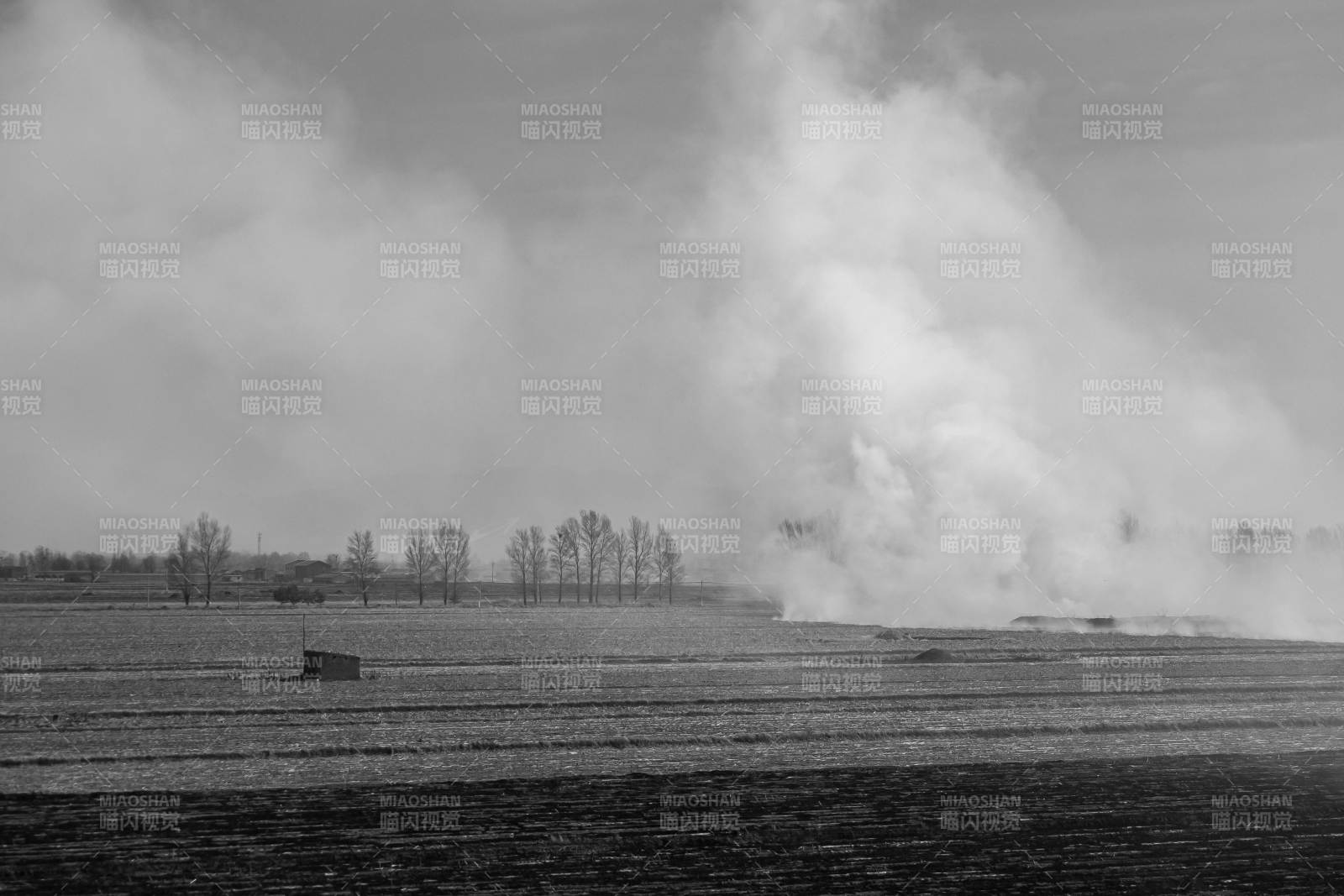 烟雾弥漫的田野 山西图片