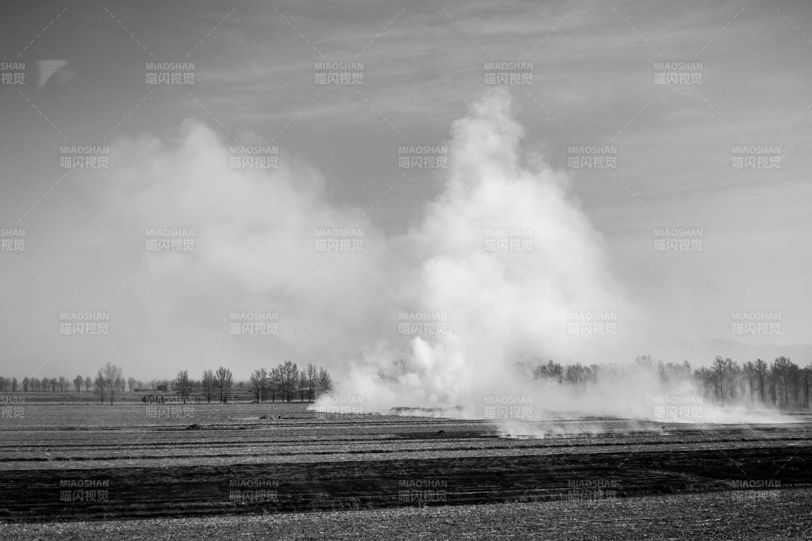 田野烟雾升腾 山西图片