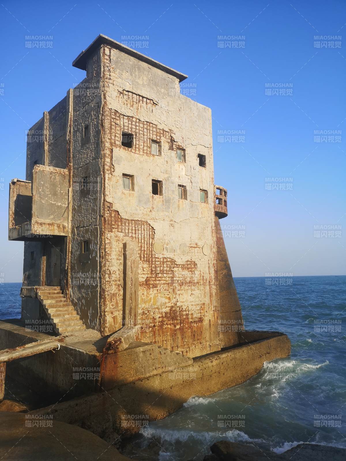 广东汕尾海边废弃堡垒图片