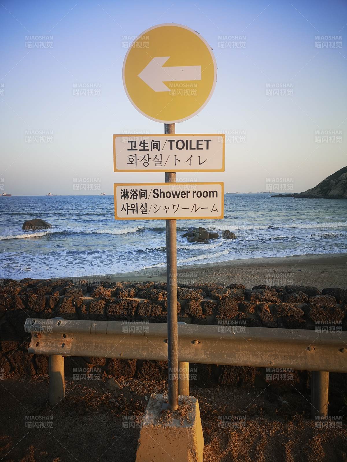 广东汕尾海边指示牌图片