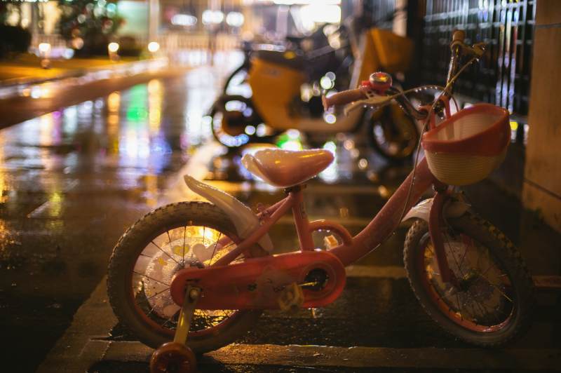 雨夜童车静影图片