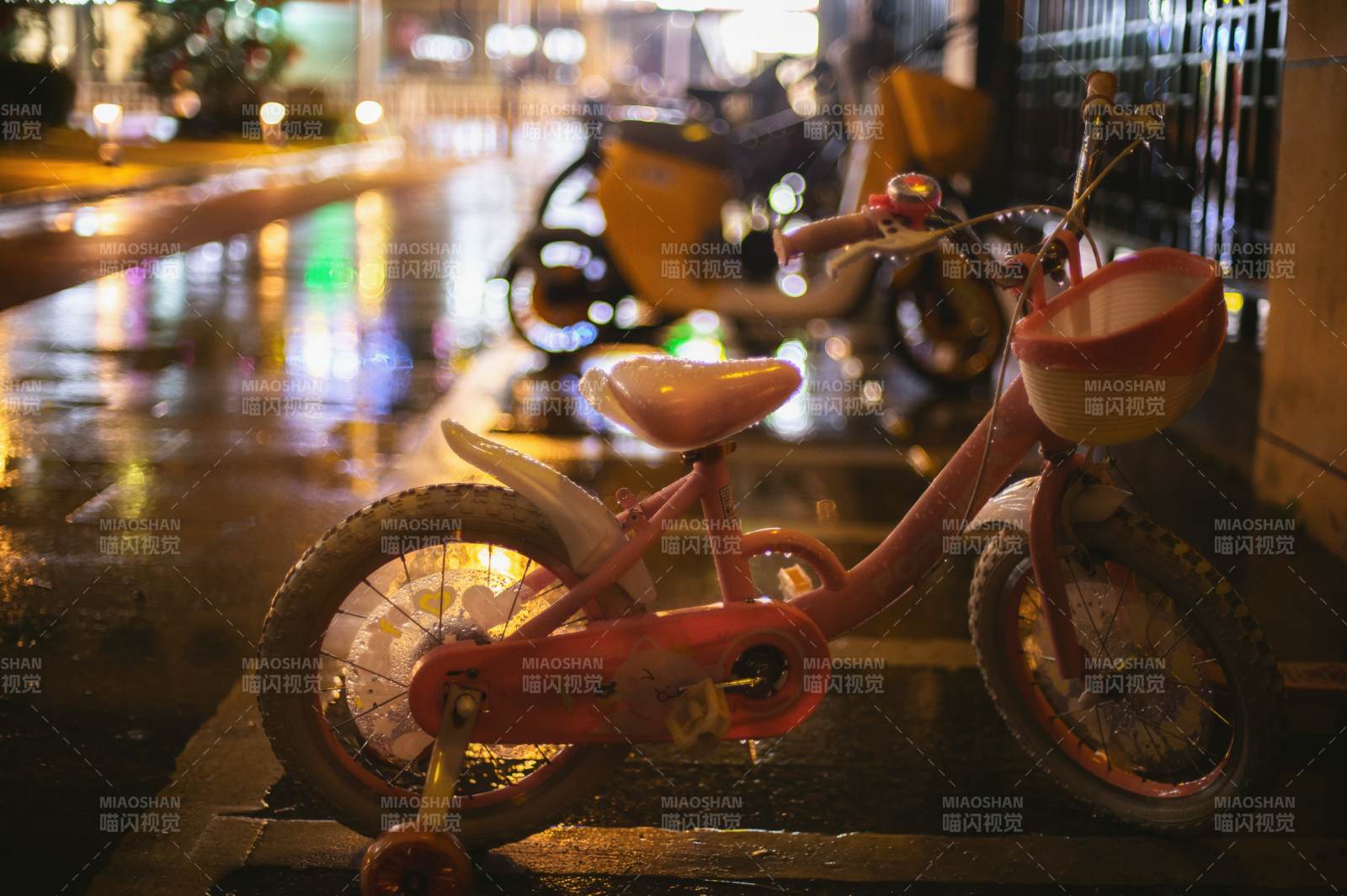 雨夜童车静影图片