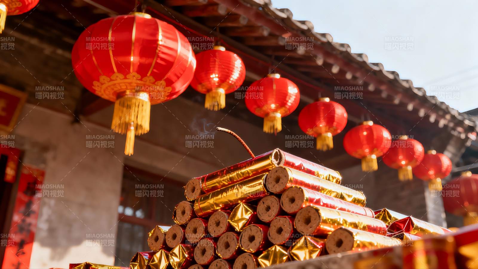 红灯笼与鞭炮迎新春图片