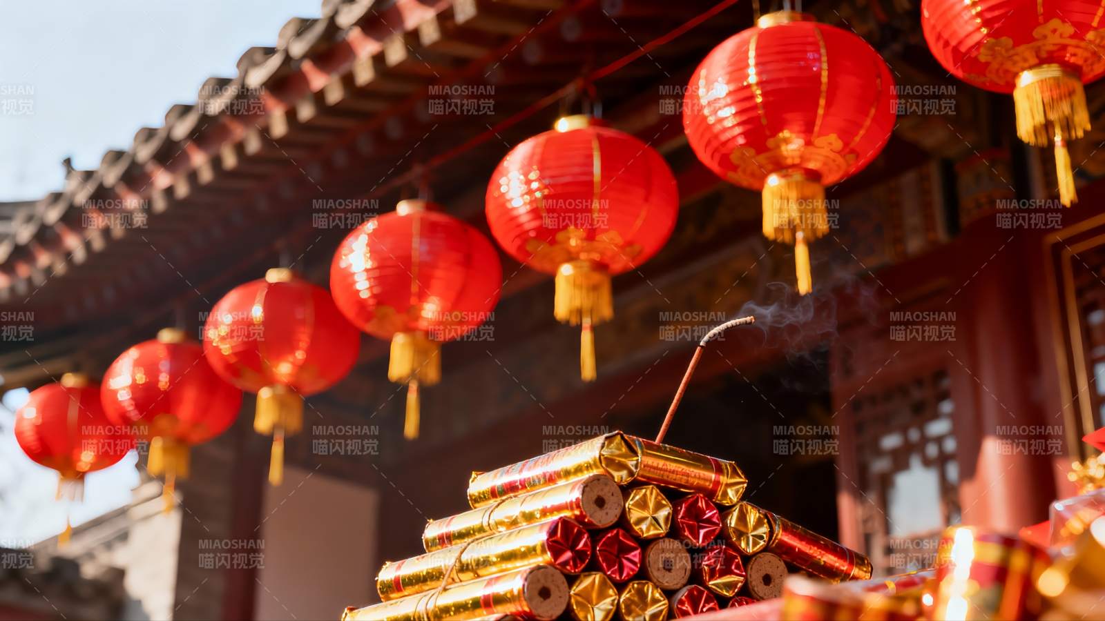 古建筑前红灯笼与鞭炮图片