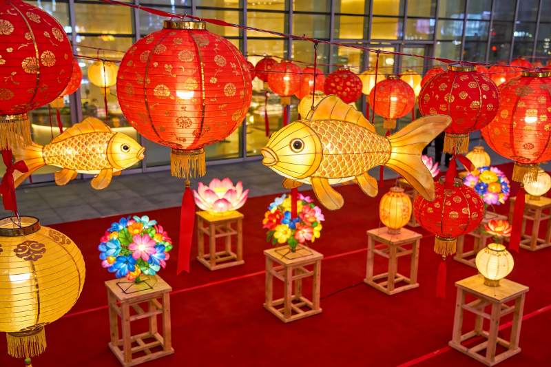 红灯笼鱼灯装饰节日场景图片