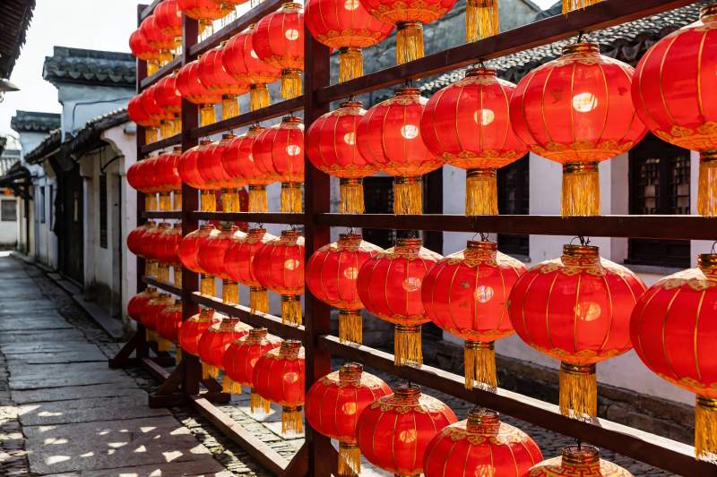 古巷红灯笼高挂迎佳节图片