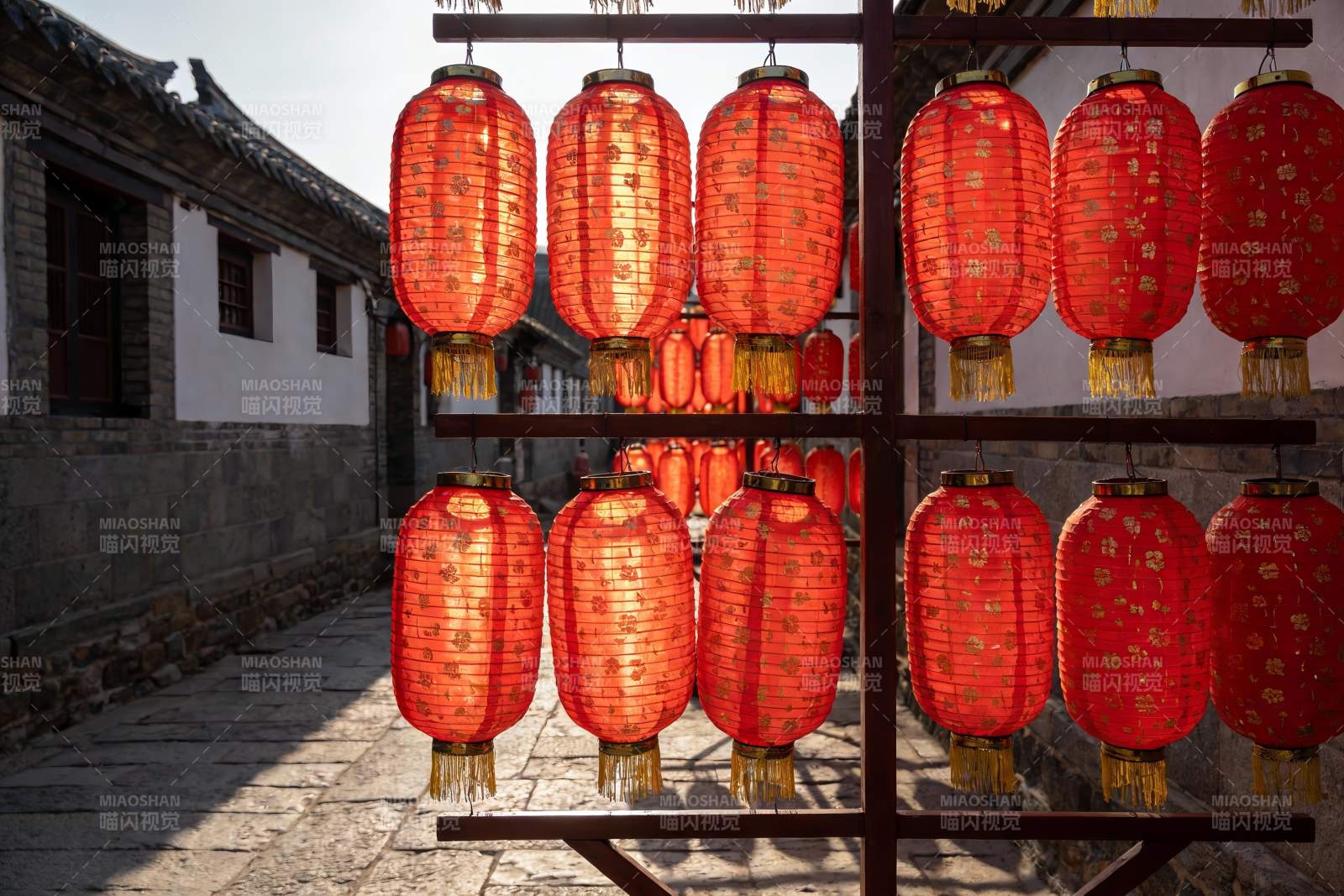 古巷红灯笼高挂迎佳节图片