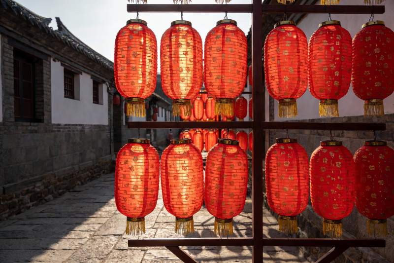 古巷红灯笼高挂迎佳节图片