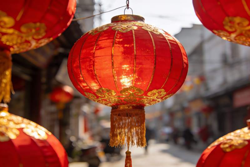 红灯笼高挂街道节日氛围浓厚图片