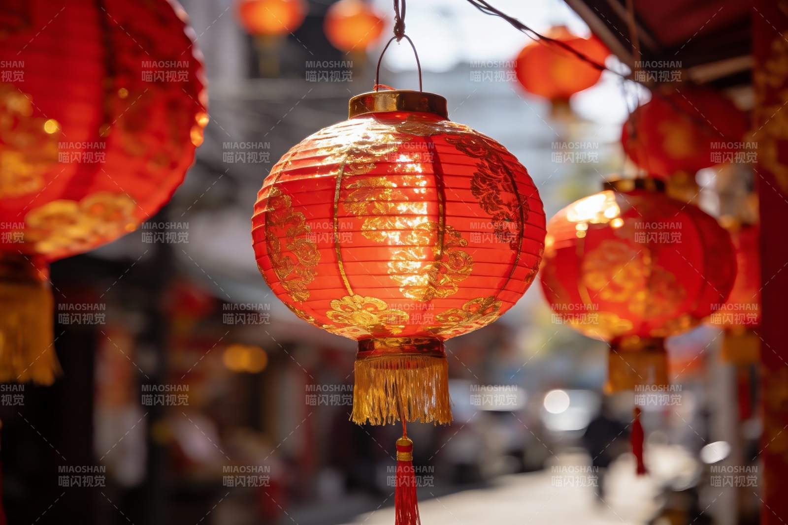 红灯笼高挂街头节日氛围浓厚图片