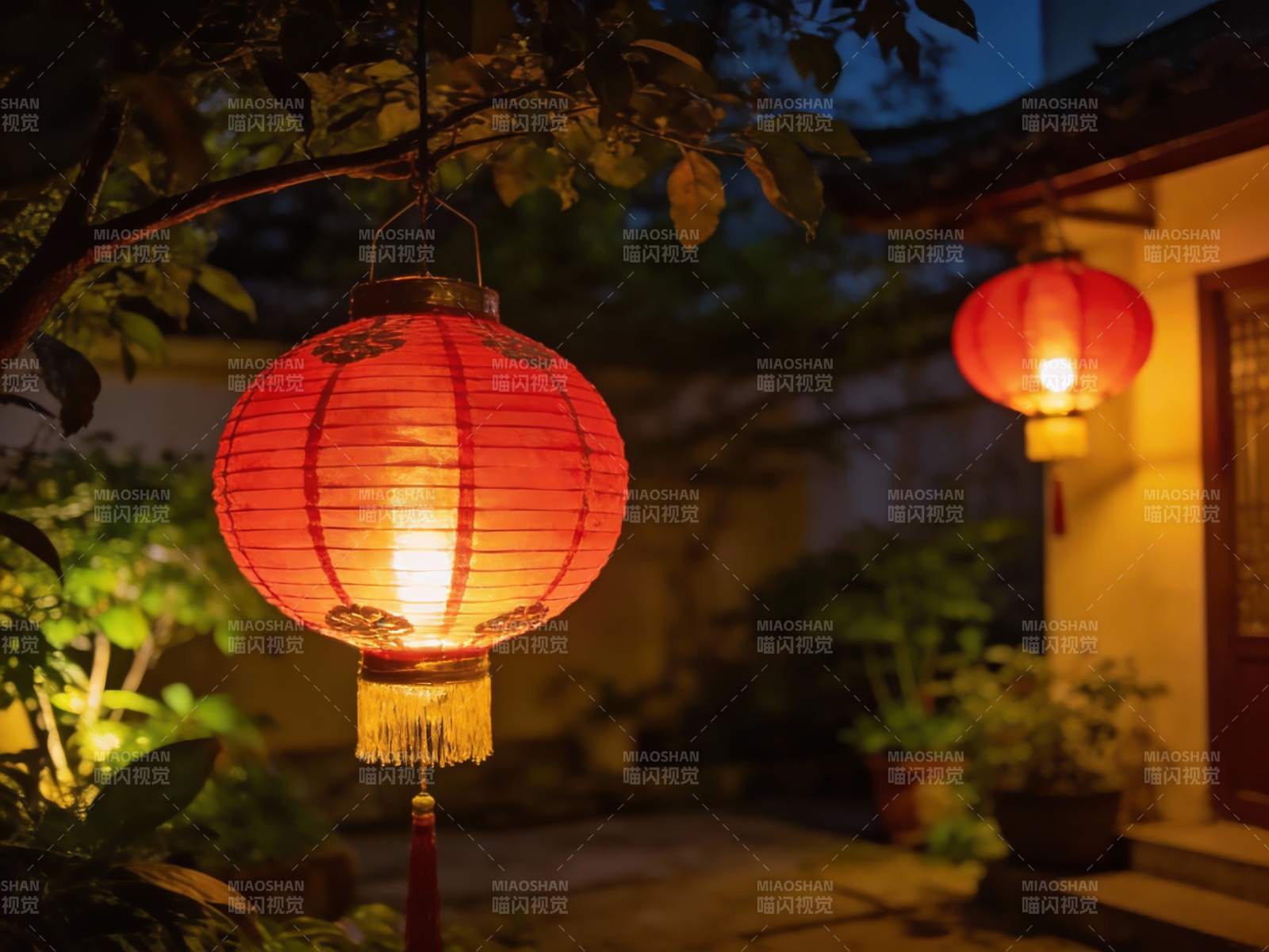 夜色庭院红灯笼高挂图片